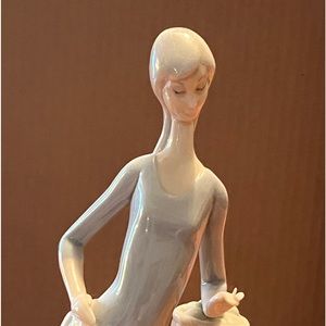 NAO figurine by Lladro. Del Manzino girl with apples